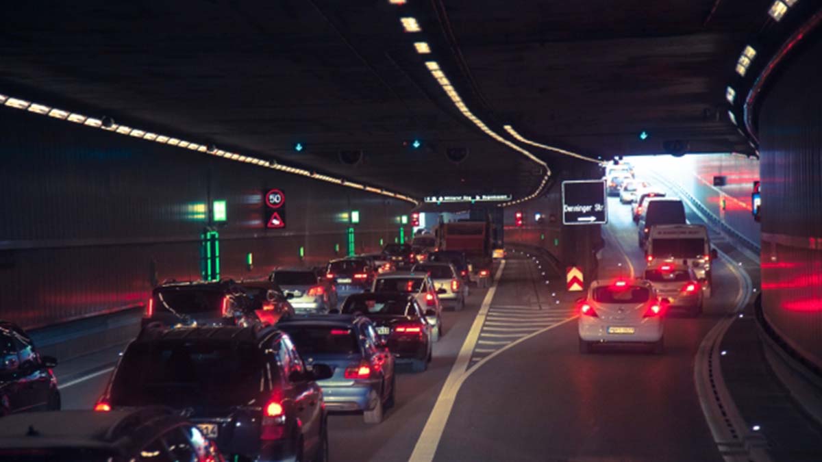 ブレーキランプの光る車の渋滞